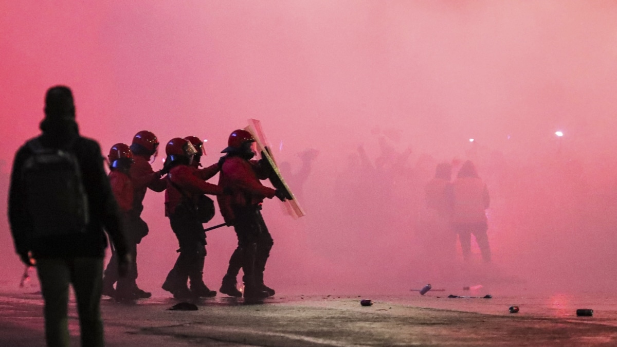 Varios agentes de la Ertzaintza se protegen ante el lanzamiento de objetos de ultras del Athletic