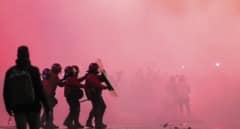 Disturbios en Bilbao: un grupo de ultras acorrala a la Ertzaintza y agrede a un aficionado del Atlético