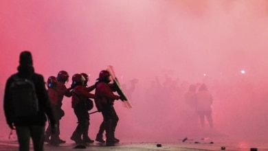 Disturbios en Bilbao: un grupo de ultras acorrala a la Ertzaintza y agrede a un aficionado del Atlético