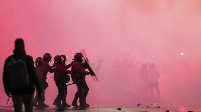 Disturbios en Bilbao: un grupo de ultras acorrala a la Ertzaintza y agrede a un aficionado del Atlético