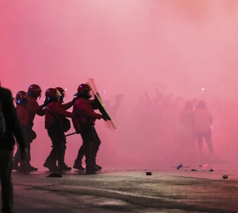 Disturbios en Bilbao: un grupo de ultras acorrala a la Ertzaintza y agrede a un aficionado del Atlético