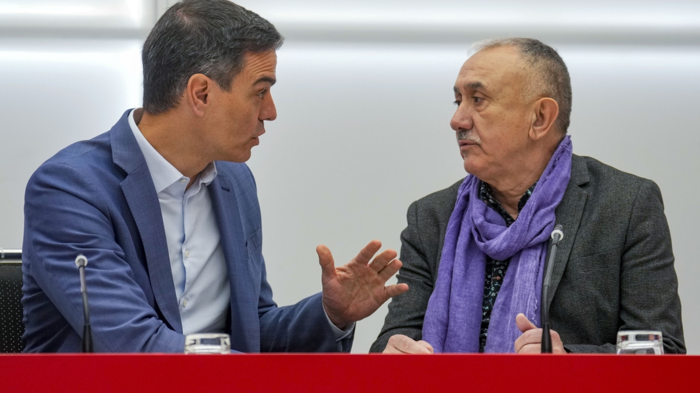 El presidente del Gobierno, Pedro Sánchez (i) junto al secretario general de UGT, Pepe Álvarez (d