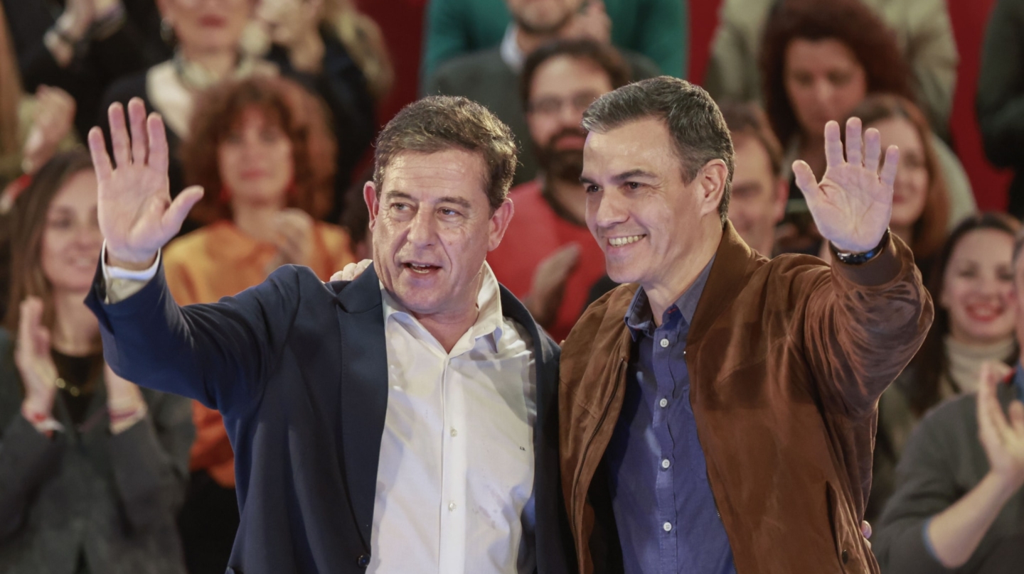 SANTIAGO DE COMPOSTELA, 14/02/2024.- El presidente del Gobierno, Pedro Sánchez, conversa con el candidato del PSOE, Xosé Ramón Besteiro (izda), al comienzo del mitin de cierre de campaña, celebrado este viernes en Santiago de Compostela. EFE/Lavandeira jr