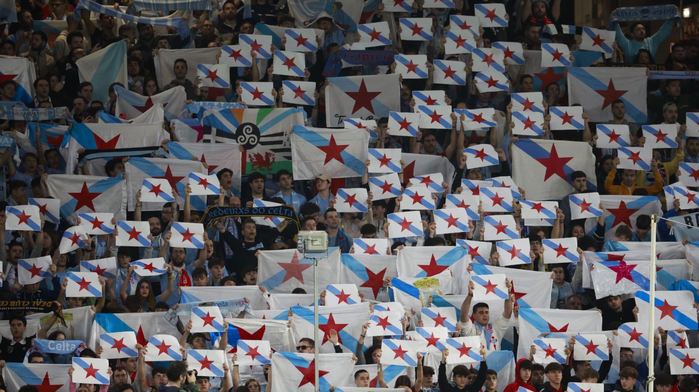 Banderas nacionalistas en el estadio Balaídos de Vigo durante el Celta-Barcelona.