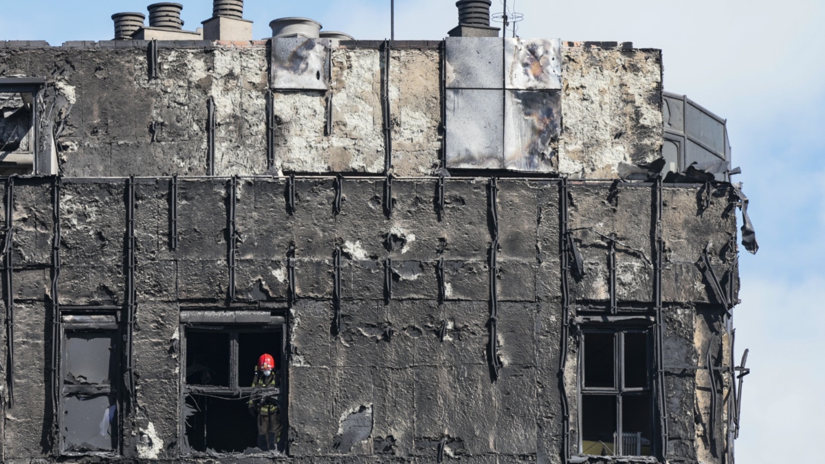 Los bomberos han accedido hasta los pisos superiores del edificio incendiado en el barrio de Campanar de València.