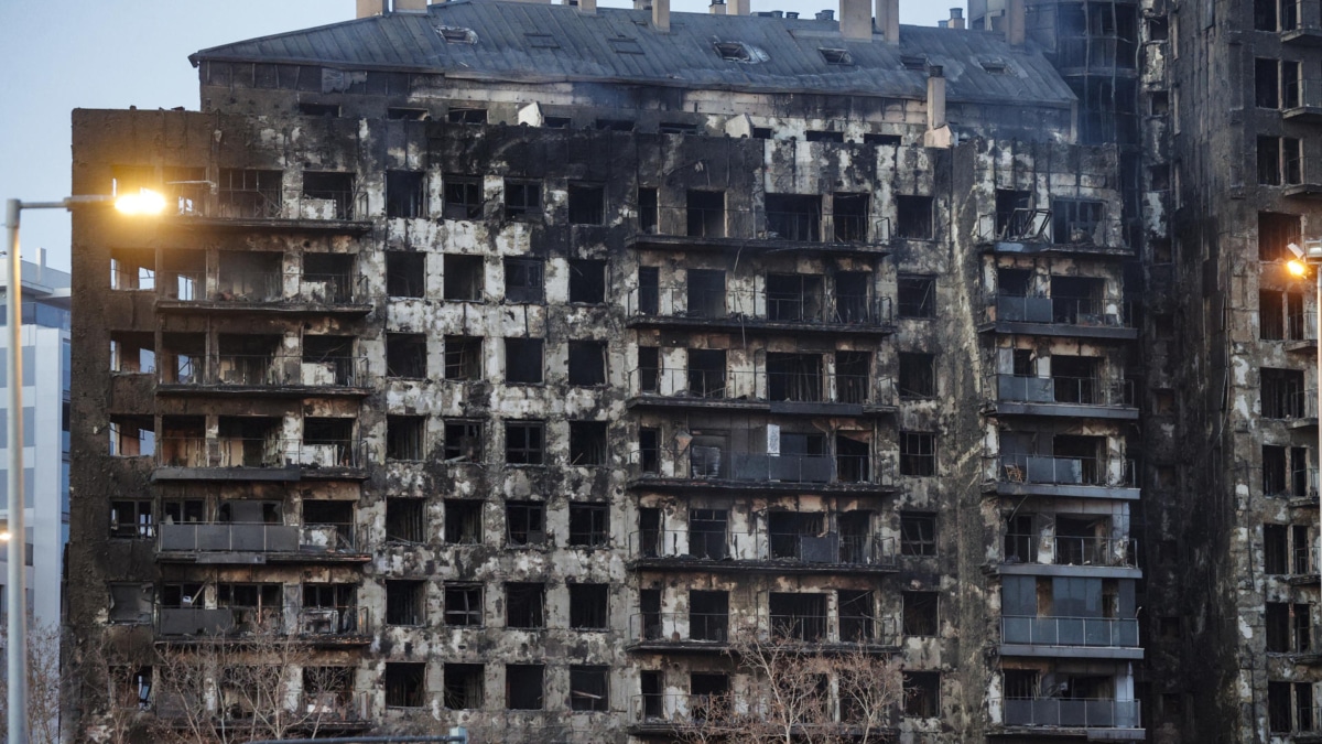 Estado del edificio de Valencia tras el incendio.