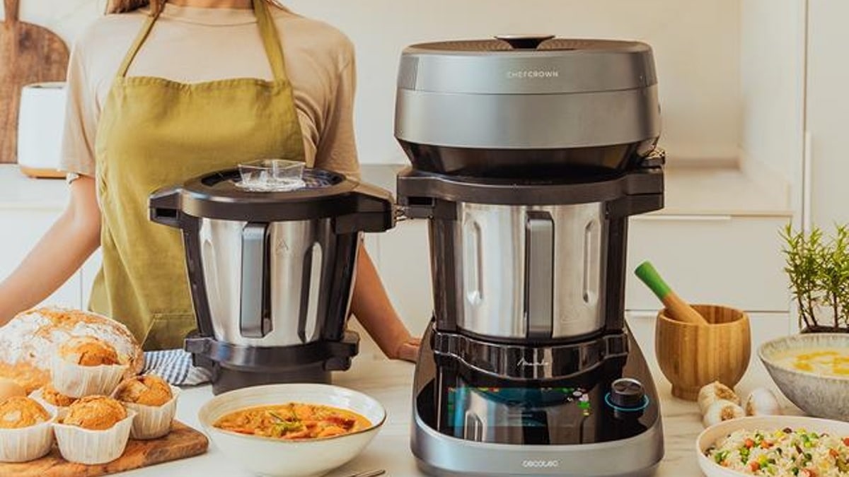 Mujer junto al robot de cocina Cecotec Cooking Total