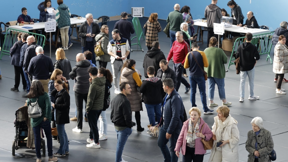 Ambiente en un colegio electoral en Santiago de Compostela durante la jornada electoral en Galicia, este domingo.