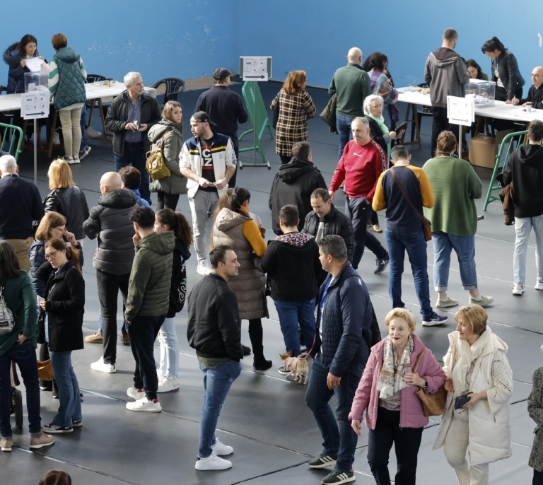 La participación en Galicia asciende al 49% y supera ya el total de la de 2020