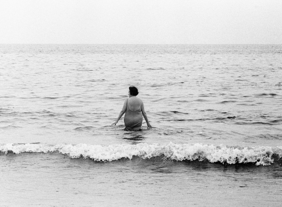 Entrando al mar. Sitges, 1966.