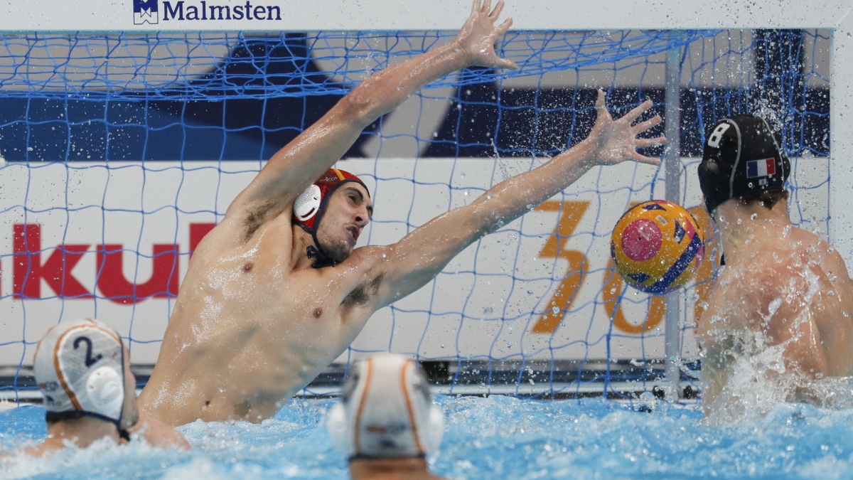 El portero Unai Aguirre (L) de España en acción contra Emil Bjorch (R) de Francia durante el partido