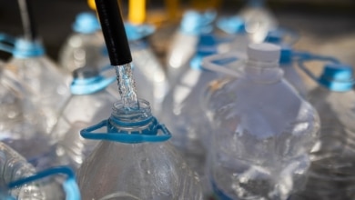 El agua embotellada escapa a las restricciones de la sequía: “Cuando el agua no baja por el río, baja por la carretera”