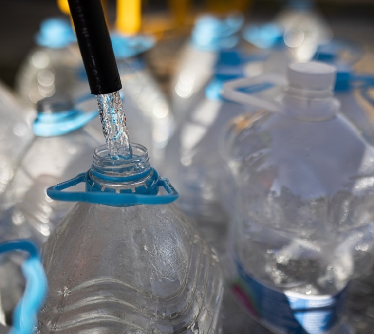 El agua embotellada escapa a las restricciones de la sequía: “Cuando el agua no baja por el río, baja por la carretera”