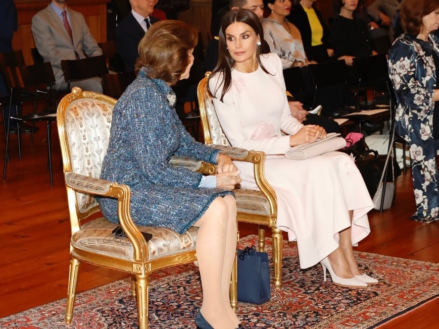 La reina Letizia, durante la visita de Estado a Suecia de los Reyes en 2021, con un diseño de Pedro del Hierro. 