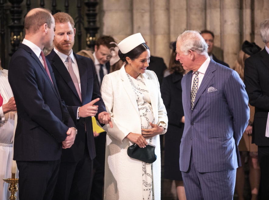 Carlos III charla con Meghan, embarazada, junto a los príncipe Harry y Guillermo, en 2019.
