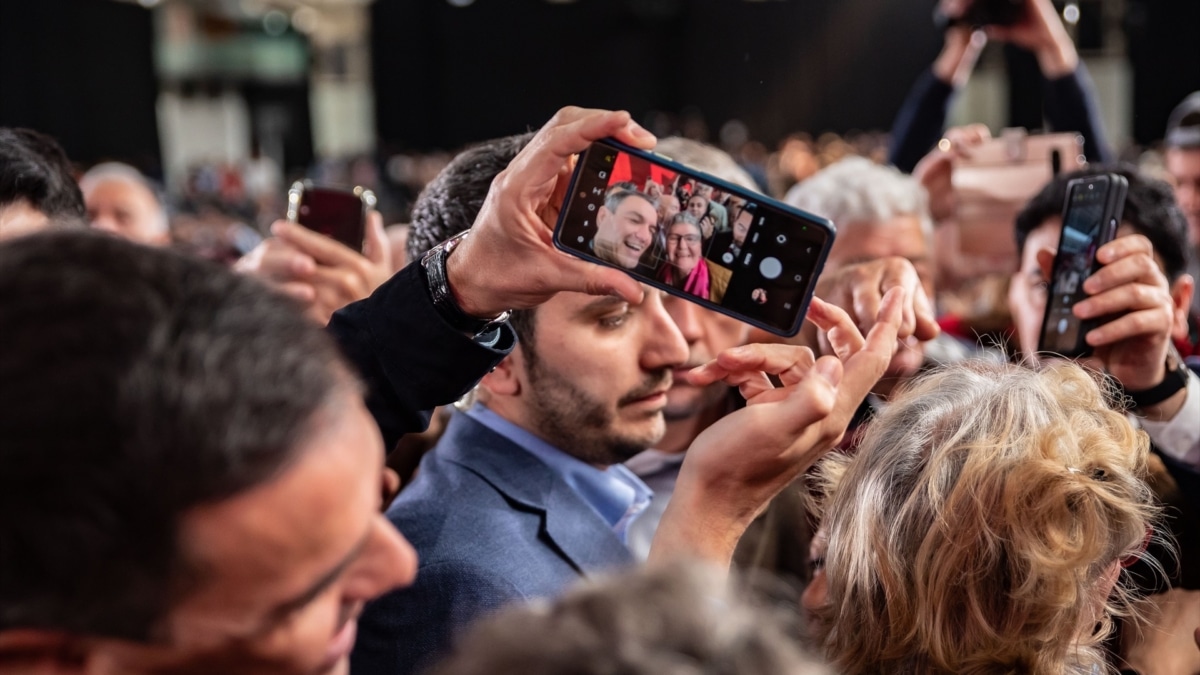 El secretario general del PSOE y presidente del Gobierno, Pedro Sánchez, se fotografía con una simpatizante socialista durante la clausura de la Convención Municipal del PSC en La Farga, a 2 de abril de 2023.