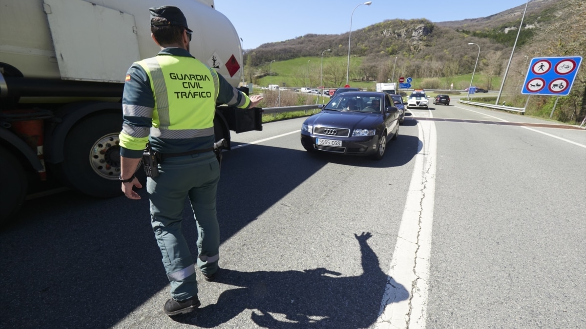Un agente de la Guardia Civil regula el tráfico durante la segunda etapa de la Vuelta al País Vasco.