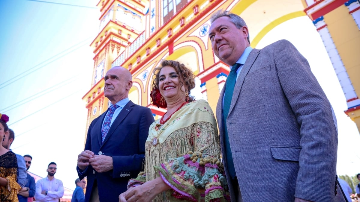 El alcalde de Sevilla, Antonio Muñoz,(i) conversa con el secretario general del PSOE de Andalucía y Portavoz del Grupo Parlamentario Socialista, Juan Espadas, (d) y la vicesecretaria general del PSOE y ministra de Hacienda, María Jesús Montero en la Feria de Abril de 2023