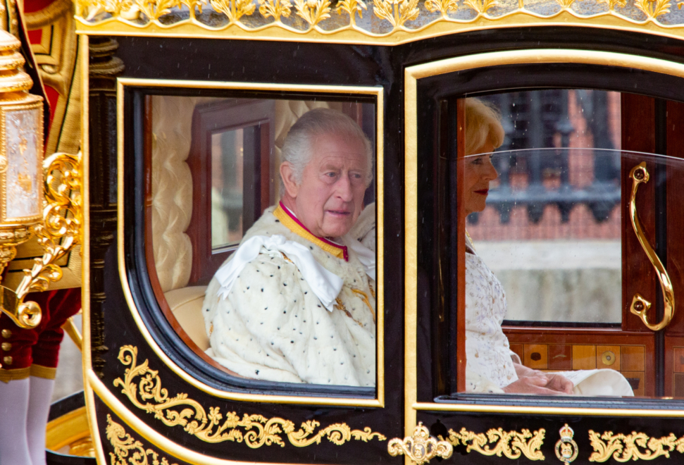 Carlos III, junto a la reina Camilla, en el día de la coronación.
