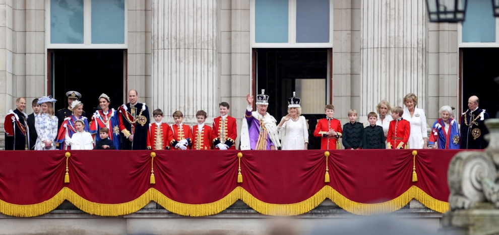 La Familia Real británica saluda desde el balcón de Buckingham el 6 de mayo de 2023, el día de la coronación de Carlos III.