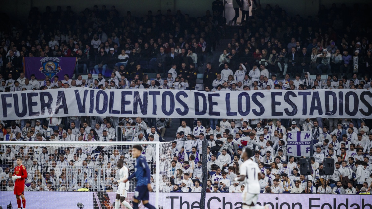 Pancarta de Grada Fans contra la violencia en el fondo sur del Santiago Bernabéu.