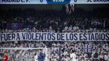 El 'tifo' que reabre la guerra histórica entre Ultras Sur y Grada Fans