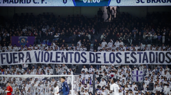 El 'tifo' que reabre la guerra histórica entre Ultras Sur y Grada Fans