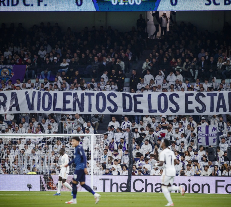 El 'tifo' que reabre la guerra histórica entre Ultras Sur y Grada Fans