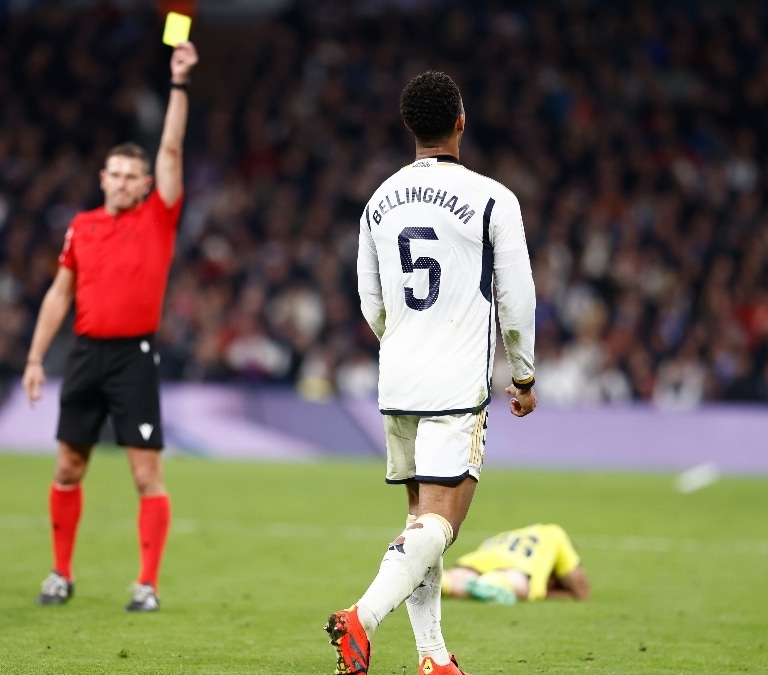 Llegan las tarjetas azules, la última revolución en el reglamento del fútbol