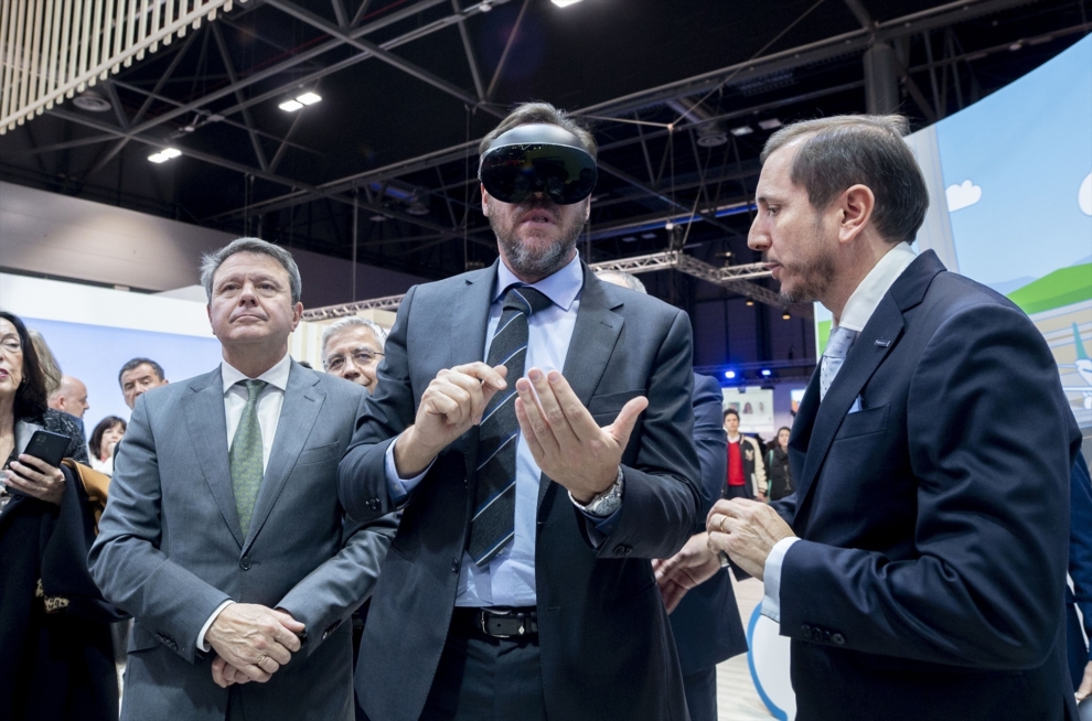 El ministro Óscar Puente, con unas gafas de realidad virtual en Fitur. 