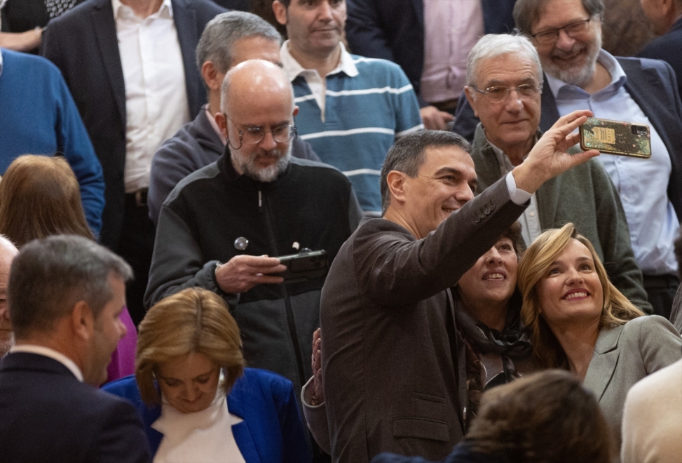 El presidente del Gobierno, Pedro Sánchez, tomándose fotografías tras la reunión con el Consejo Escolar del Estado, en la sede del Consejo Escolar del Estado, el pasado mes de enero.