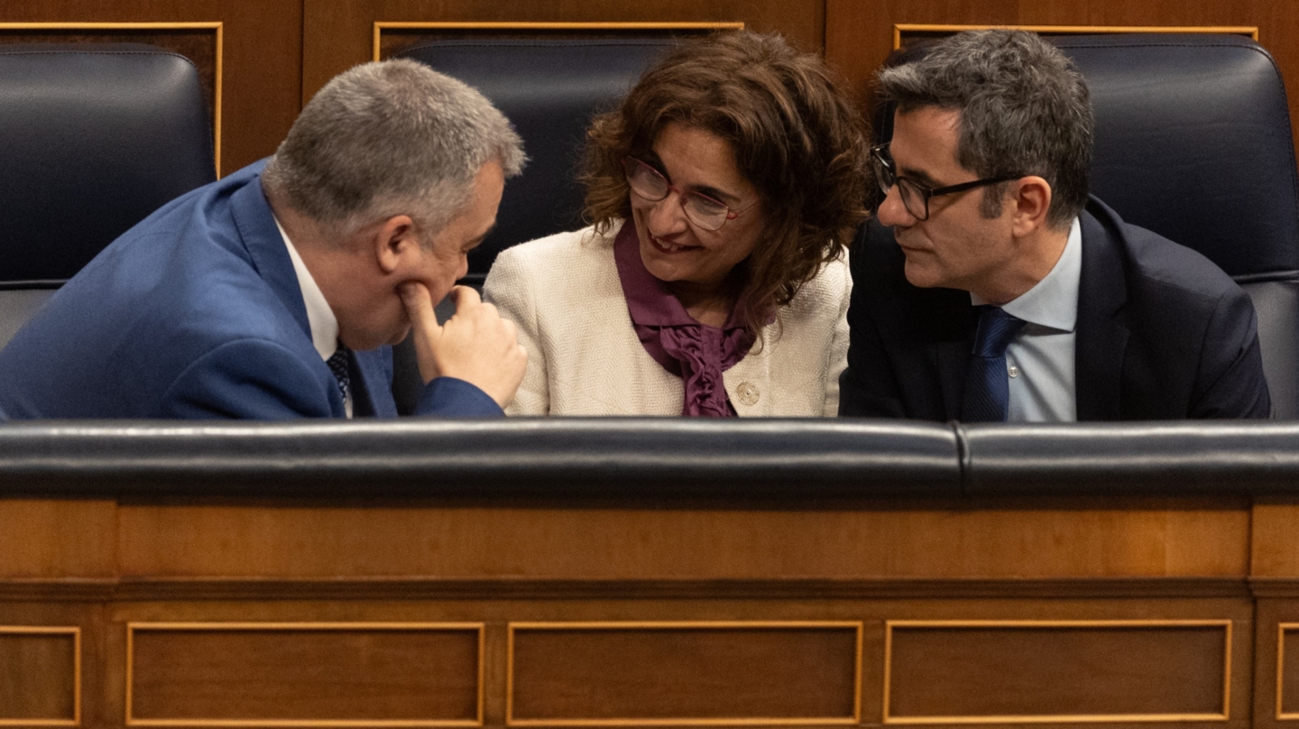 (I-D) El secretario de Organización del PSOE, Santos Cerdán; la vicepresidenta primera del Gobierno y ministra de Hacienda, María Jesús Montero y el ministro de la Presidencia, Relaciones con las Cortes y Justicia, Félix Bolaños, durante una sesión plenaria, en el Congreso de los Diputados, a 30 de enero de 2024, en Madrid (España). El Pleno del Congreso celebra una sesión extraordinaria hoy para debatir y votar el dictamen de la Comisión de Justicia a la Proposición de Ley Orgánica de amnistía para la normalización institucional, política y social en Cataluña, así como las enmiendas que se mantengan vivas y los votos particulares que, en su caso, se han presentado. La votación final requiere del apoyo de la mayoría absoluta de la Cámara (176 votos) al tratarse de una ley orgánica. 30 ENERO 2024;AMNISTÍA;PLENO;CONGRESO;POLÍTICOS;LEY;SESIÓN Eduardo Parra / Europa Press 30/1/2024