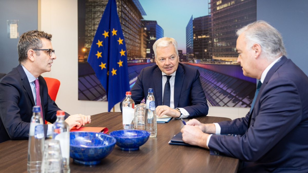 Bolaños, Reynders y González Pons, en Bruselas.