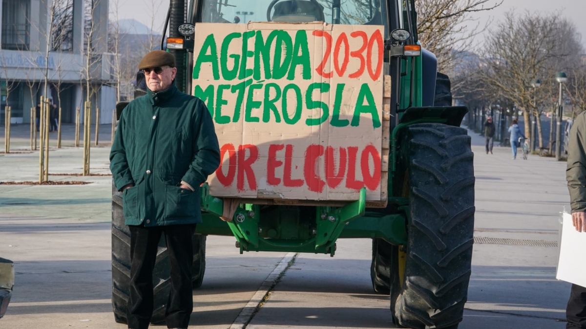 Protesta de los agricultores contra la Agenda 2030 en Vitoria.