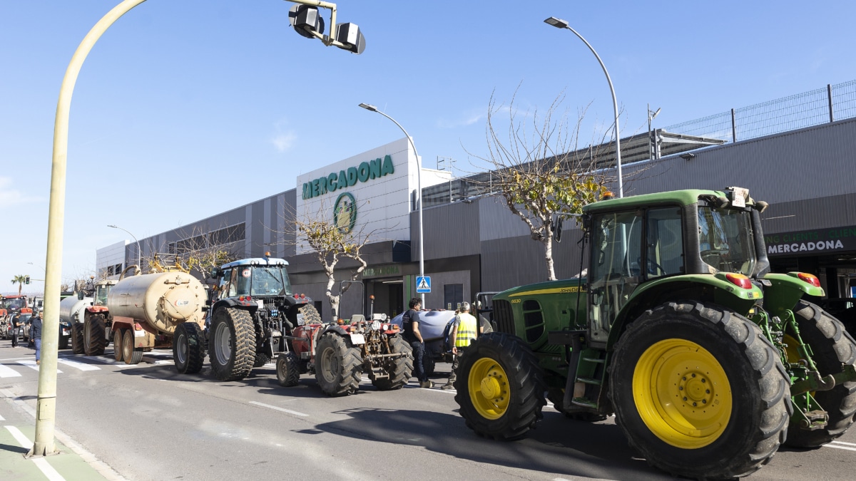 Tractores a las puertas de un Mercadona en Castellón.