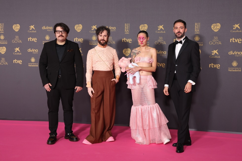 Jorge Acosta, David Castro González, Carla Pereira y Álvaro Díaz posan en la alfombra rosa previa a la gala de la 38 edición de los Premios Goya.