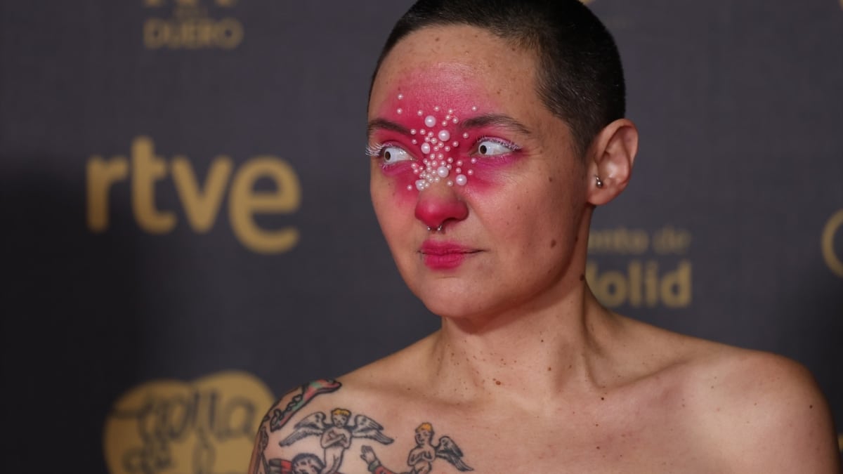 La directora y animadora Carla Pereira posa en la alfombra rosa de los Goya.