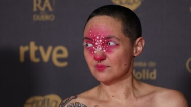 De zapatos de 'becaria' a los looks de Estopa: los detalles más curiosos de la alfombra rosa
