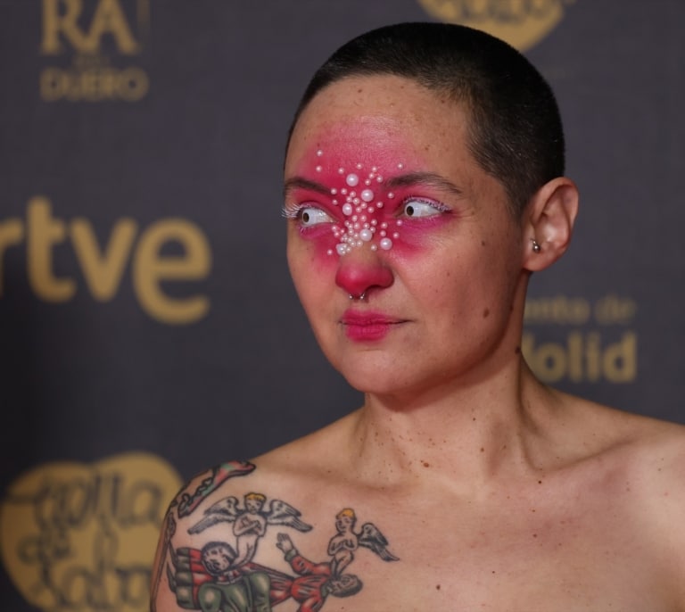 De zapatos de 'becaria' a los looks de Estopa: los detalles más curiosos de la alfombra rosa