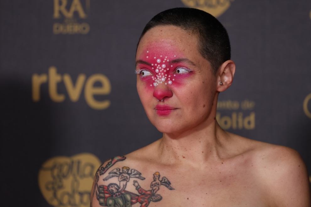 La directora y animadora Carla Pereira posa en la alfombra rosa de los Goya. 