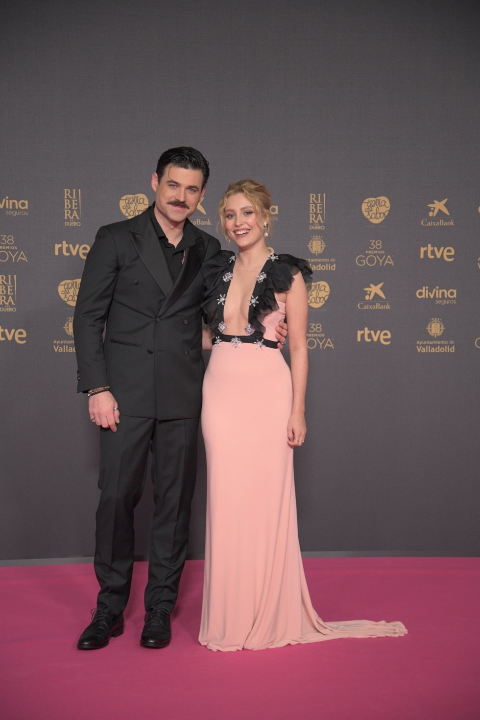El actor Arturo García y la actriz Ana Garcés posan en la alfombra rosa previa a la gala de la 38 edición de los Premios Goya.