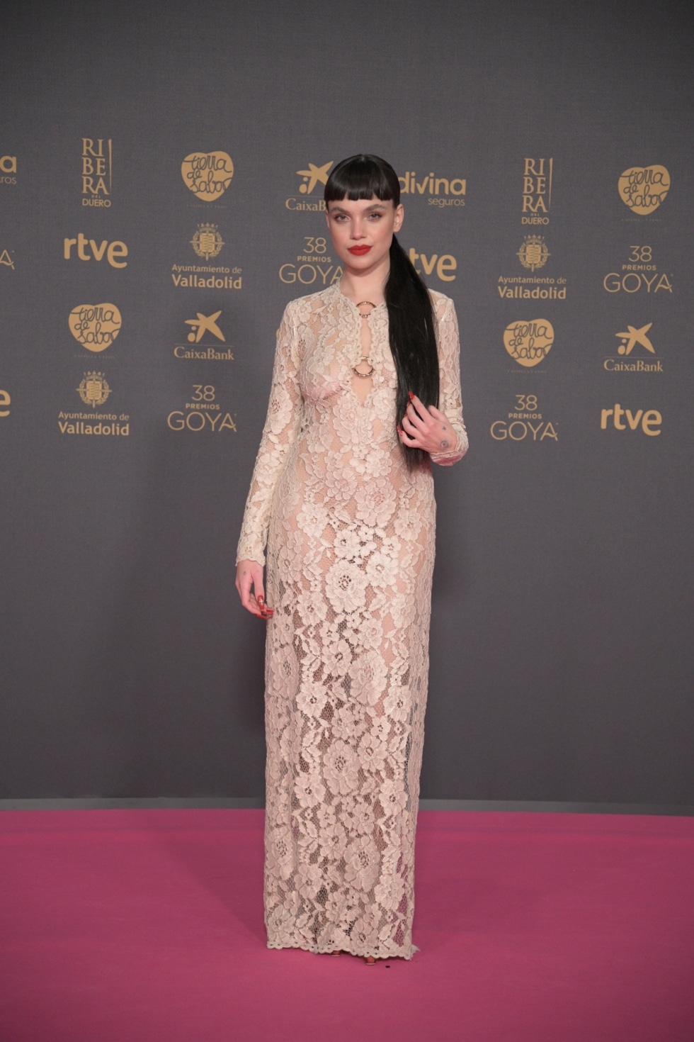 La actriz Martina Cariddi en la alfombra rosa de los Goya.