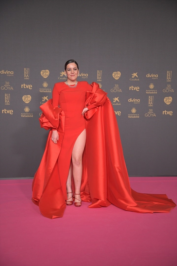 La cantante Valeria Castro posa en la alfombra rosa previa a la gala de la 38 edición de los Premios Goya.