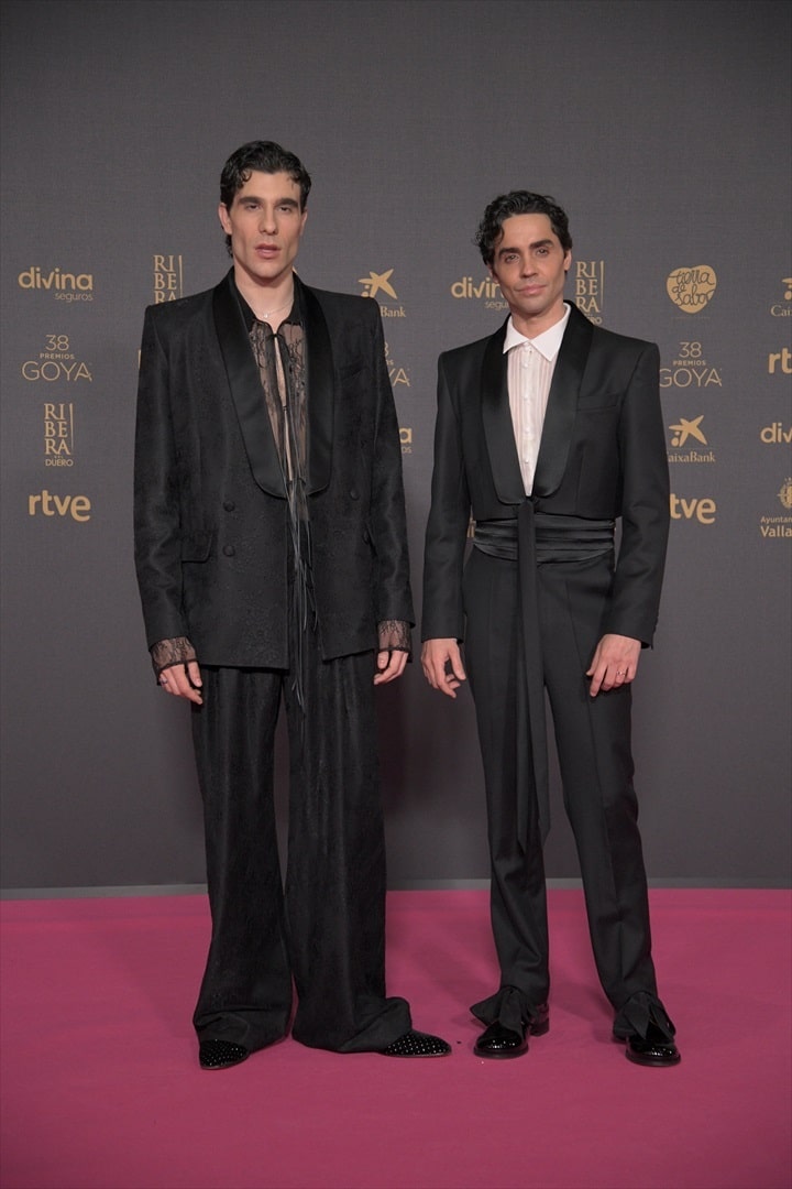 Los directores de cine Javier Calvo y Javier Ambrossi, posan en la alfombra rosa previa a la gala de los Goya.