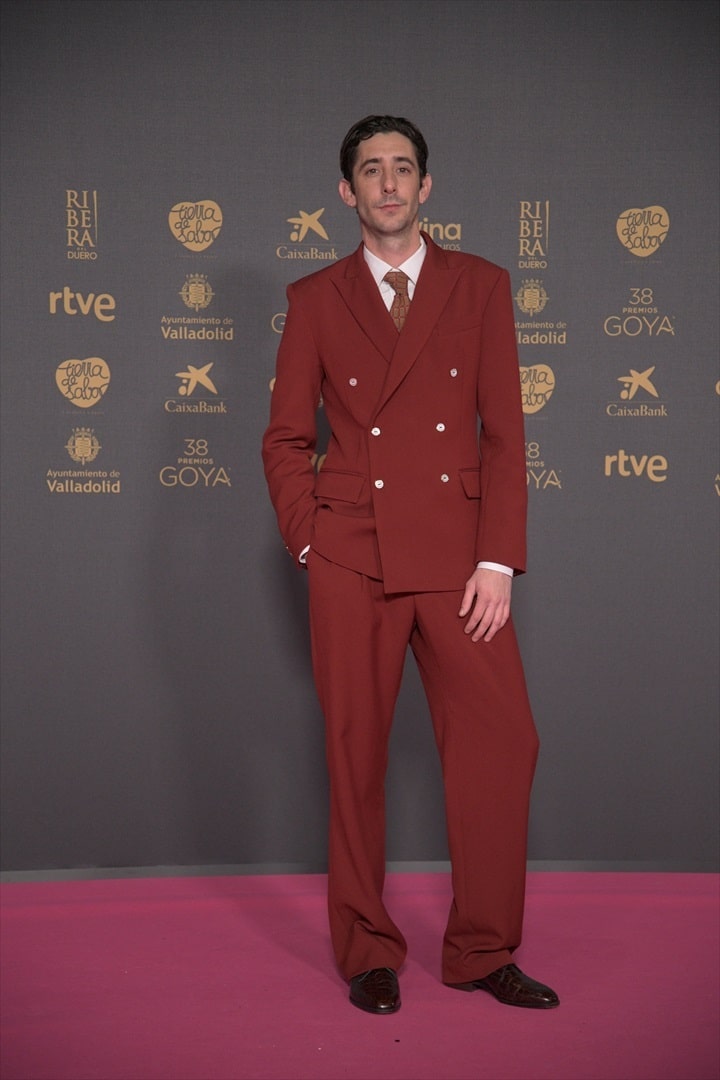 El actor Enric Auquer posa en la alfombra rosa previa a la gala de la 38 edición de los Premios Goya.