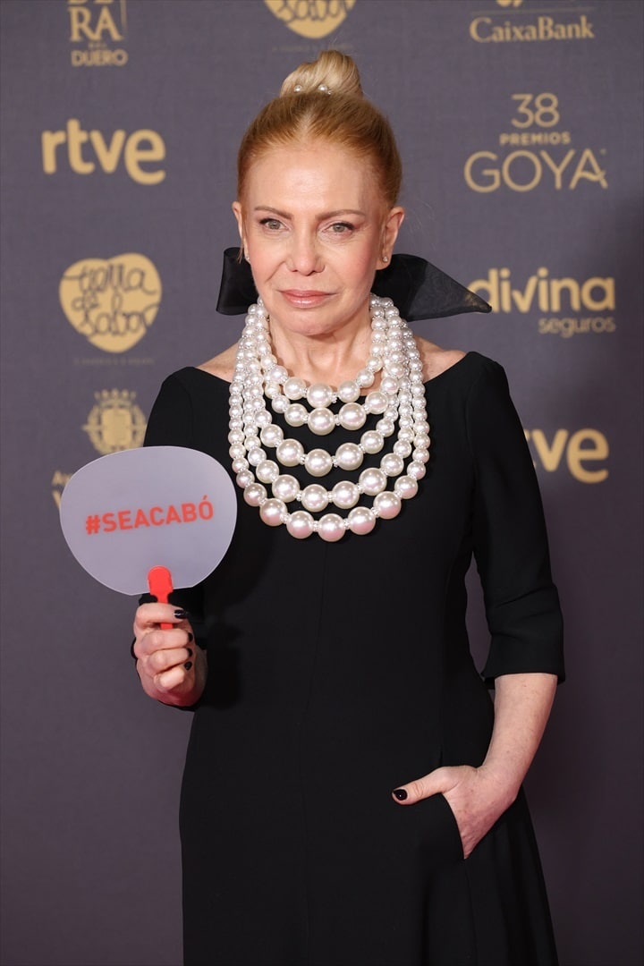 La actriz Cecilia Roth posa en los premios Goya con su paipái de #SeAcabó.