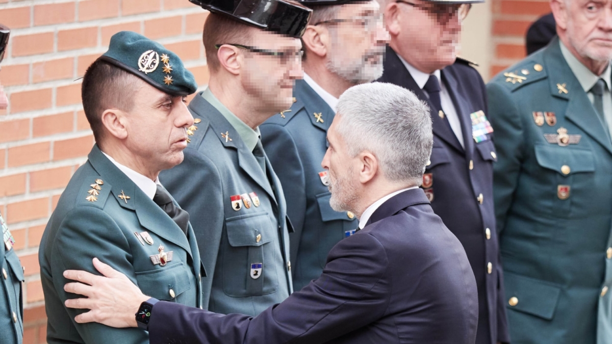 Marlaska saluda a varios mandos de la Guardia Civil.