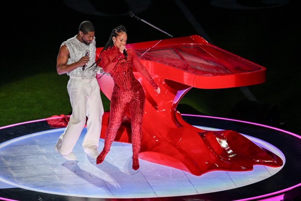 Alicia Keys fue otra de las artistas invitadas en el show de medio tiempo de Usher en la Super Bowl. 