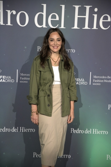Tamara Falcó posando en el photocall de la firma Pedro del Hierro en la Mercedes Benz Fashion Week.
