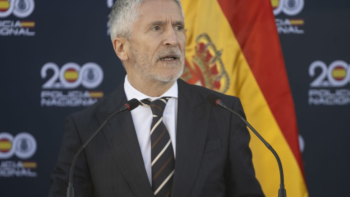 El ministro del Interior, Fernando Grande Marlaska, interviene durante la inauguración de la comisaría de Policía Nacional, a 19 de febrero de 2024, en Calatayud, Zaragoza, Aragón (España). Marlaska ha inaugurado hoy la nueva comisaría de la Policía Nacional en Catalayud, situada en un edificio de la calle de Manuela Sancho, en la zona de Galápago, y que entró en funcionamiento el 8 de febrero.